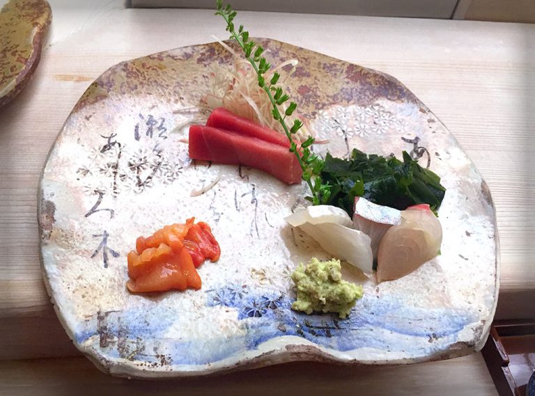 美しい江戸切子を使っているお寿司屋さん